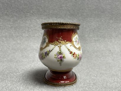 Petite jardinière en porcelaine de Limoges...