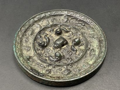 Petit miroir en bronze patiné à décor de...