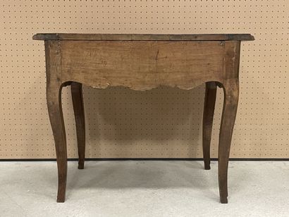 Table console en noyer mouluré ouvrant à...