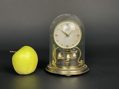 Schatz. 
Pendulette sous globe plastique....