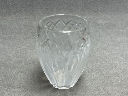 BACCARAT 
Vase en cristal taillé. 
H. :18...