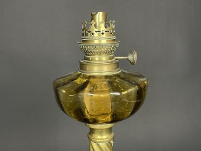 Lampe à pétrole. 
H. :49 cm.