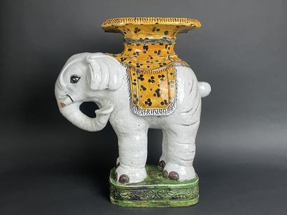 Porte-pot en céramique figurant un éléphant...