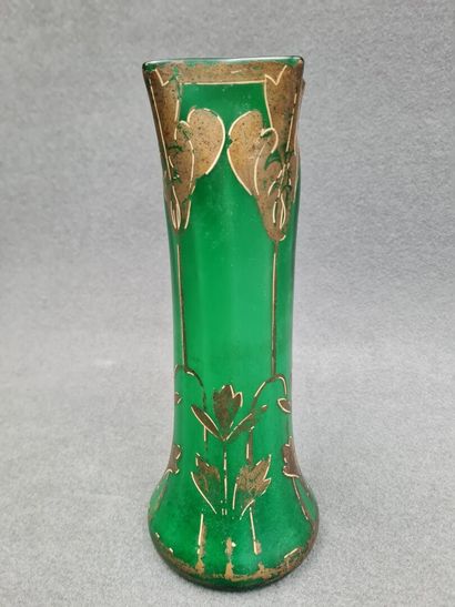 Deux vases en verre vert et or
H. 30cm et...