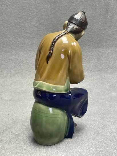 Vase à long col et personnage asiatique en...