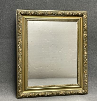 Miroir cadre en bois et stuc doré à décor...