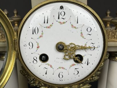 Pendule portique à colonnes en marbre et...