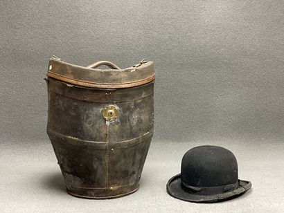Boite à chapeau en cuir et un chapeau melon....