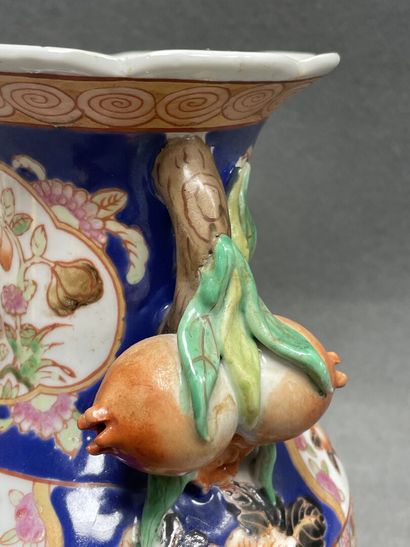 Vase en porcelaine à décor de fleurs et de...