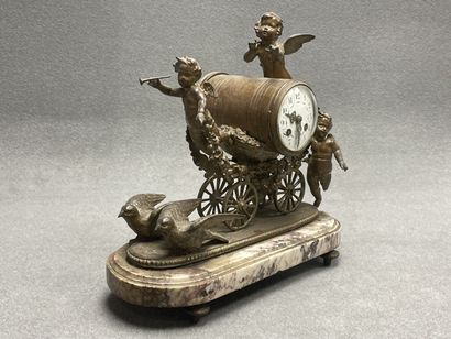 Pendule à décor de char tiré par des oiseaux...