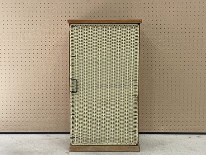Meuble à chaussure, porte en tressage scoubidou
Années...