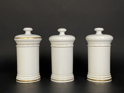 Trois pots à pharmacie en porcelaine. 
Fin...