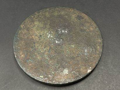 Petit miroir en bronze patiné à décor de...