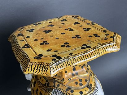 Porte-pot en céramique figurant un éléphant...