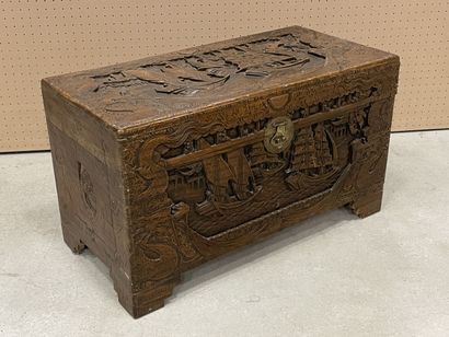 Coffre en bois exotique sculpté à décor de...