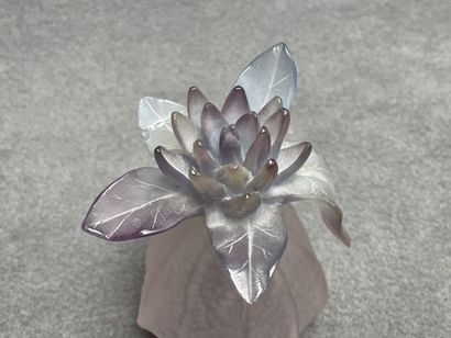 DAUM . 
Flacon fleur en pâte de verre modèle...