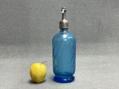 Siphon en verre bleu marqué Guignier à Auxerre.
H:...