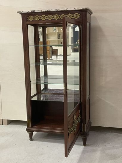 Vitrine de style Louis XVI en placage et...