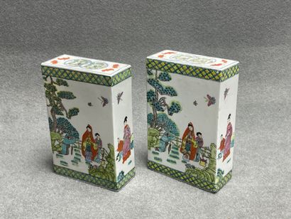 Paire de briques à herbes odorantes en porcelaine...