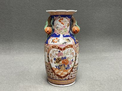 Vase en porcelaine à décor de fleurs et de...