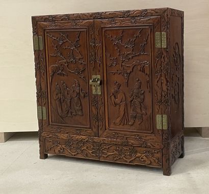 Buffet en bois exotique richement sculpté...