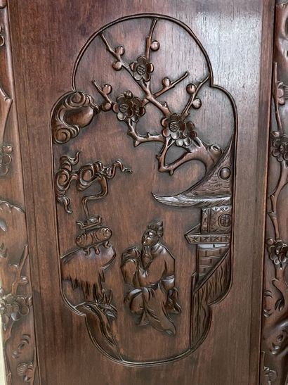 Buffet en bois exotique richement sculpté...