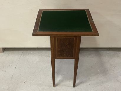 Petite commode à rideau formant table à jeu....