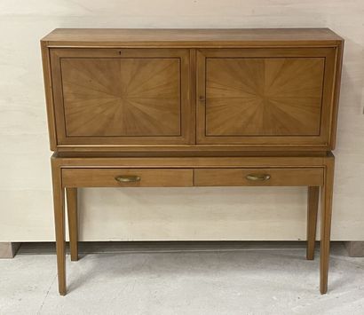 Cabinet des années 1940 en placage de bois...
