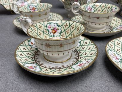 Partie de service à thé et café en porcelaine...