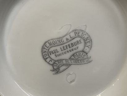 Suite de cinq pots à pharmacie en porcelaine....