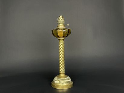 Lampe à pétrole. 
H. :49 cm.