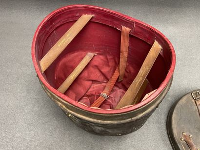 Boite à chapeau en cuir et un chapeau melon....