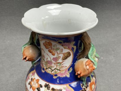 Vase en porcelaine à décor de fleurs et de...