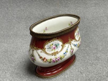 Petite jardinière en porcelaine de Limoges...