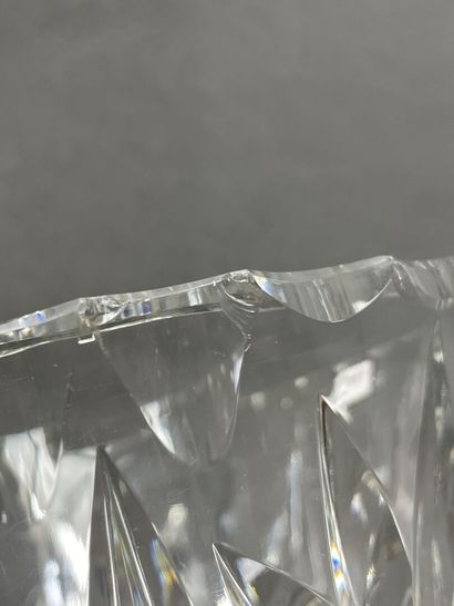Vase en verre. 
H. :28 cm. 
éclats au col...