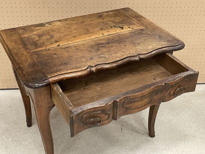 Table console en noyer mouluré ouvrant à...