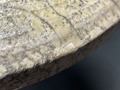 Grande coupe couverte en céramique raku.
Marque.
H:...