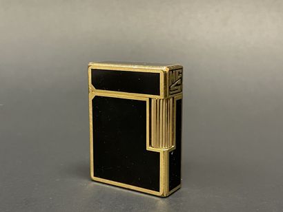 DUPONT Briquet en laque noire de Chine.
5...
