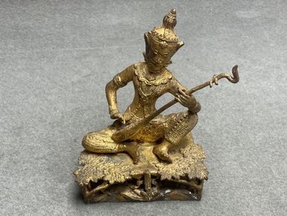 Joueuse de cythar en bronze à patine doré.
H....
