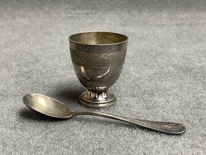 Assiette à bouillie en métal, coquetier et...