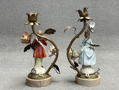 Paire bougeoirs formant pieds de lampe figurant...
