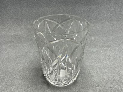 SAINT LOUIS 
Vase en cristal taillé. 
H....