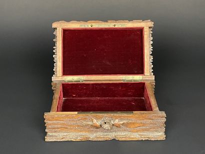 Coffret en bois sculpté toute faces Forêt...
