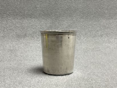 Timbale droite en argent. 925°/00.
81 g
H....