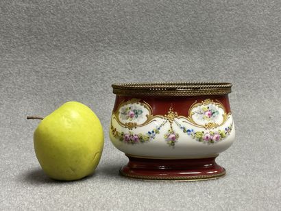 Petite jardinière en porcelaine de Limoges...