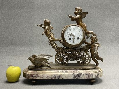Pendule à décor de char tiré par des oiseaux...