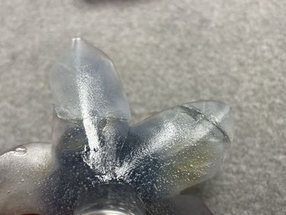 DAUM . 
Flacon fleur en pâte de verre modèle...