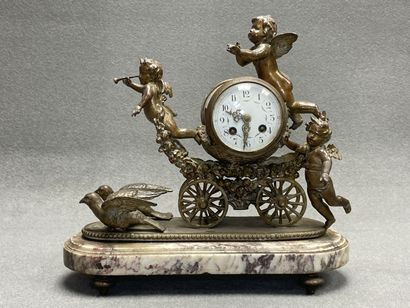 Pendule à décor de char tiré par des oiseaux...