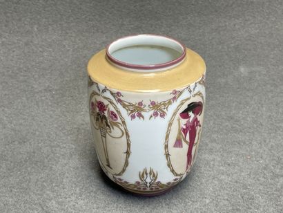 Ch. FIELD pour HAVILAND - Limoges. 
Vase...