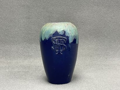 Vase grès émaillé à siglé. 
H. :25 cm.
